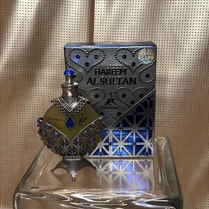 Khadlaj Hareem Al Sultan Blue unisex perfume oil.